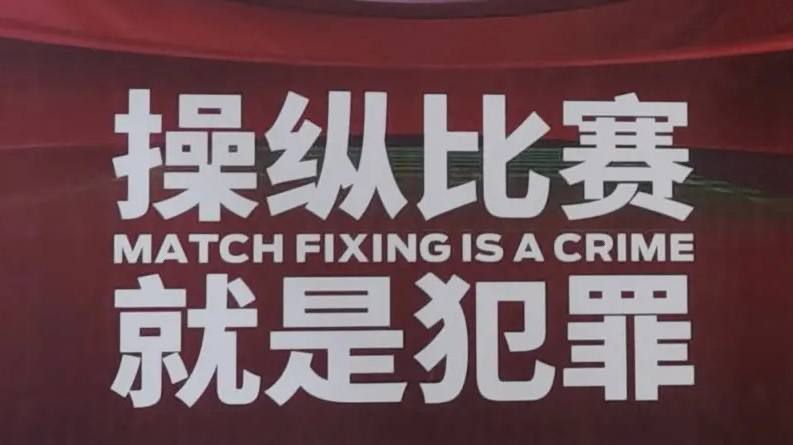 简是听告解的人，特拉维斯则是告解人，他承认犯了七大死罪中的嫉妒之罪。